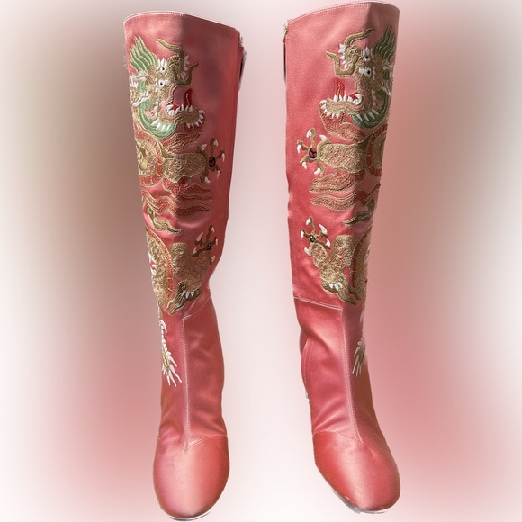 Beautiful Gucci Embroidered Dragon Boots with Crystal Heels. - Picture 3 of 7
